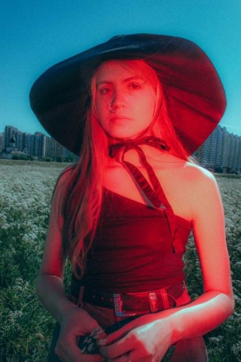 Diana Smirnova red in hat