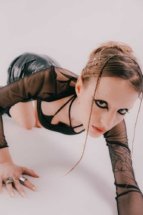 model Guillermina Widmer crawling by Carolina Milano